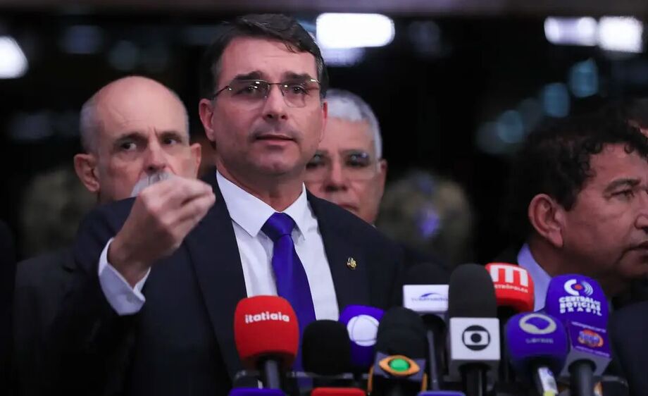 Senador Flávio Bolsonaro anuncia que será candidato à Presidência em 2026 com aval do pai, Jair Bolsonaro.