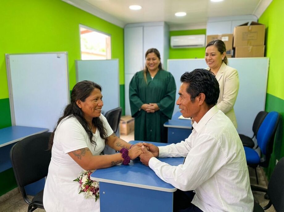 Casal indígena oficializa a união durante casamento coletivo promovido pela Justiça Itinerante na Aldeia Campestre, em Antônio João (MS)