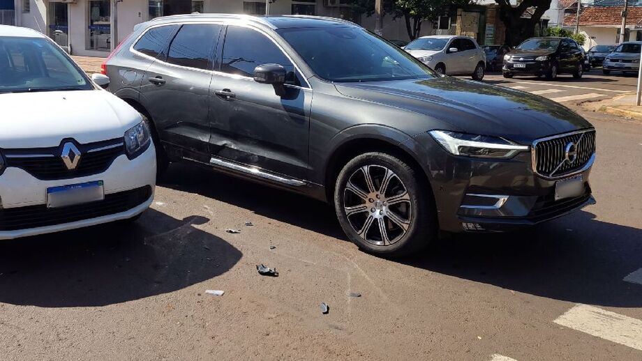 Renault Logan e Volvo XC60 se envolveram em colisão ao realizarem a mesma conversão no cruzamento da Arthur Jorge com a Marechal Rondon, no Centro de Campo Grande