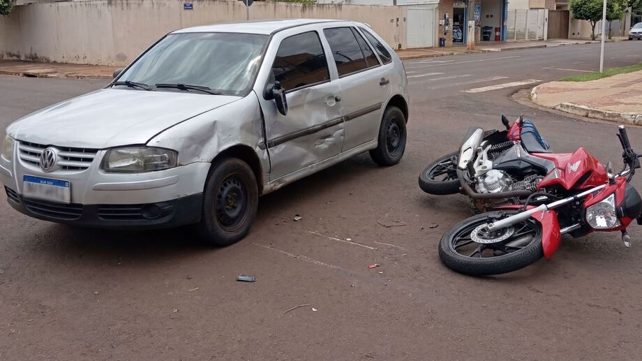 Moto colide com Gol em tentativa de ultrapassagem no Jardim dos Estados; dois ficam levemente feridos.