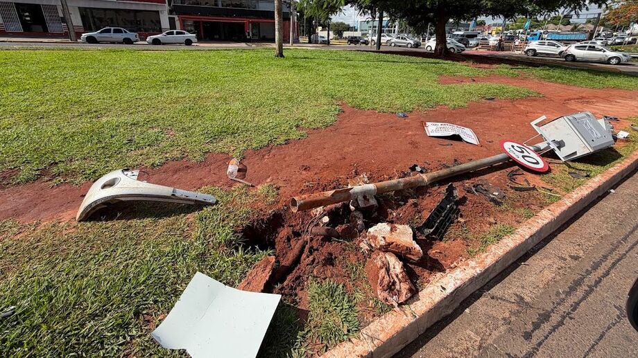 Radar e placa de sinalização ficaram destruídos após colisão na Afonso Pena, em Campo Grande. Motorista fugiu do local antes da chegada da polícia.