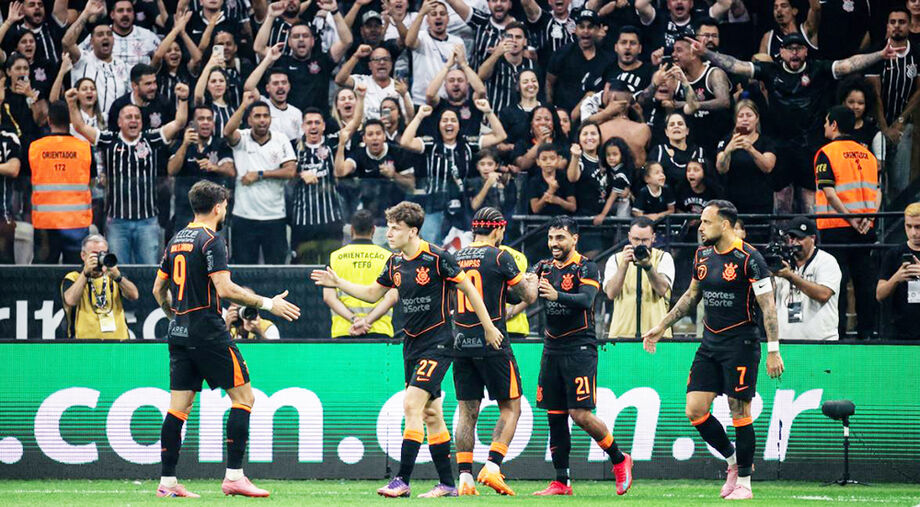 Jogadores do Corinthians comemoram classificação à final da Copa do Brasil, que garante milhões ao clube
