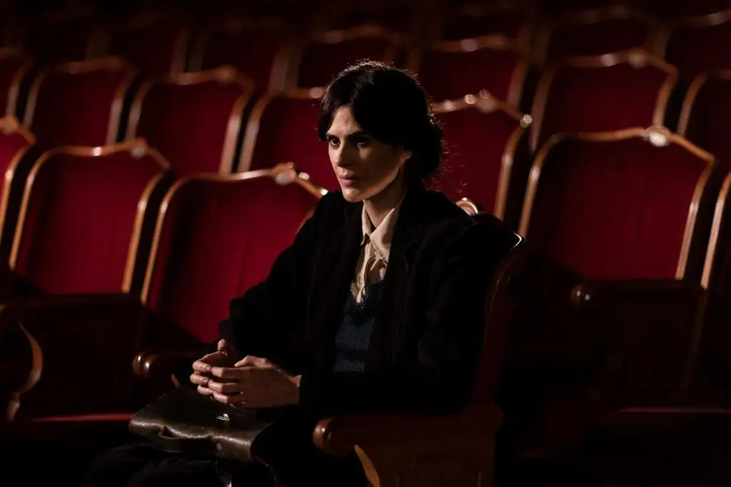 Luiza Mariani no filme 'Cyclone'