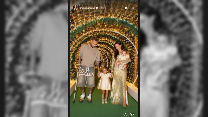 De muleta, Neymar passa Natal em família