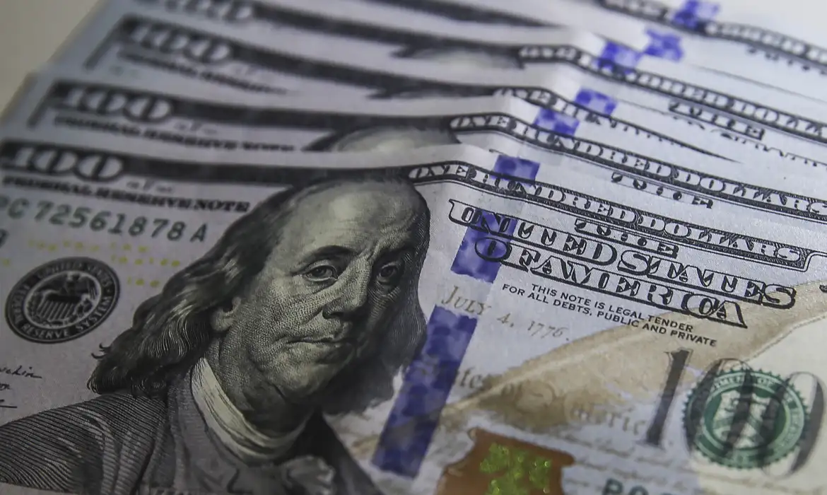 Dólar fechou em alta e se aproximou de R$ 5,60 em dia de maior volatilidade no mercado financeiro.