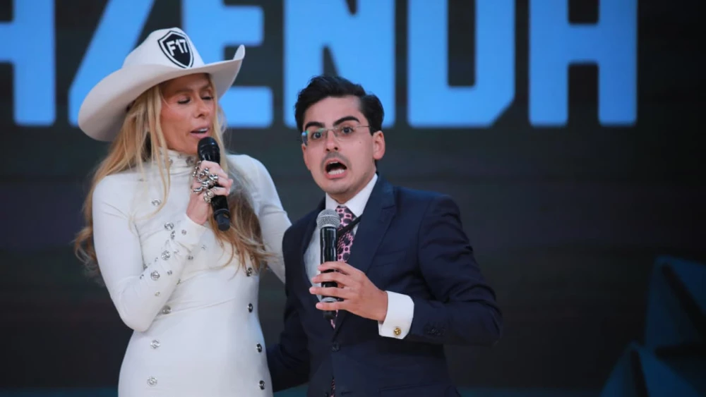 Adriane Galisteu e Dudu Camargo na final de A Fazenda 17