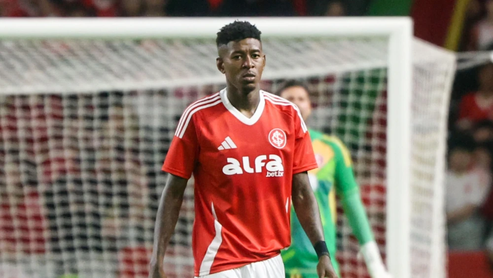 Zagueiro Vitão, em alta no Internacional mesmo sob pressão, tem acordo encaminhado para defender o Cruzeiro em 2026