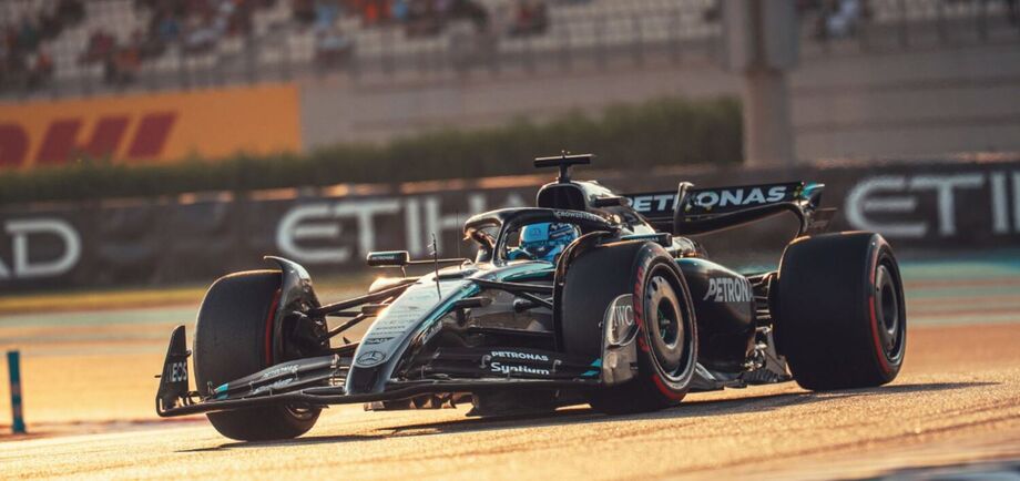 O carro da equipe Mercedes no Grande Prêmio de Abu Dhabi de 2025.
