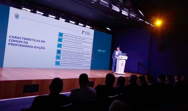 CBF apresenta modelo de profissionalização da arbitragem em encontro com executivos.