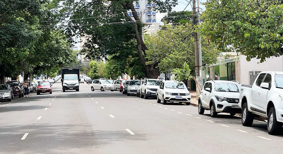 Veículos parados há muito tempo nas ruas de Campo Grande podem ser recolhidos pela Agetran.