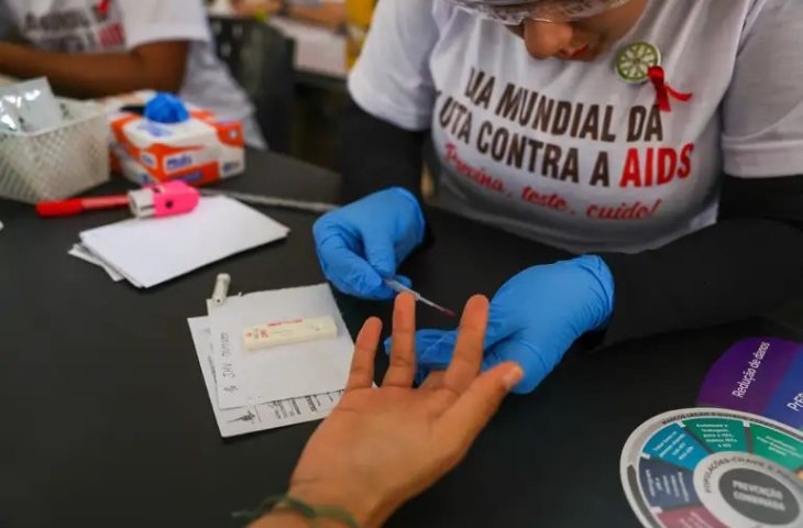 Campanha Dezembro Vermelho reforça testagem e cuidados para pessoas vivendo com HIV/AIDS em MS