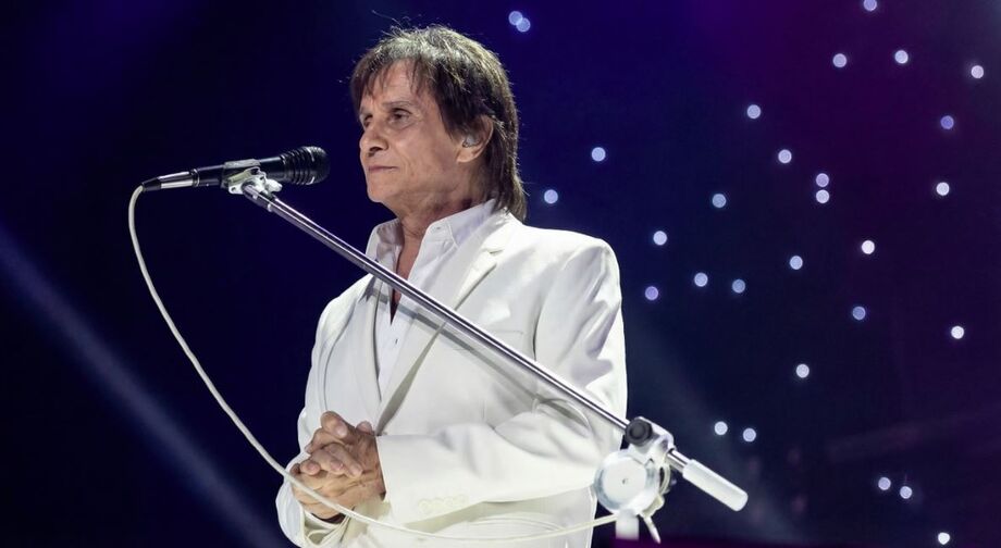 Roberto Carlos interrompe apresentação no Caxias Festival para reclamar de fotógrafos em frente ao palco.