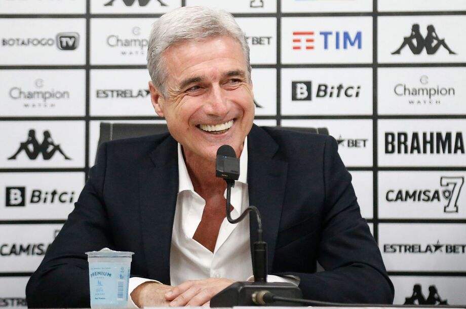 Luís Castro assume o Grêmio e promete manter o trabalho com dignidade e respeito no novo ciclo.