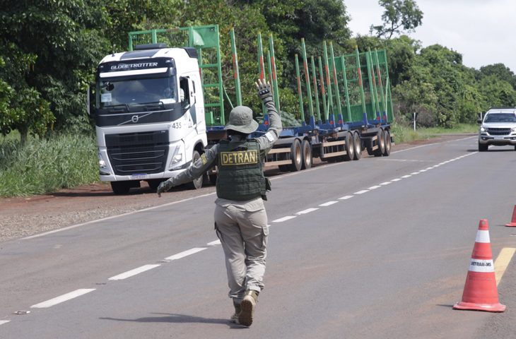 Operação Rodovida reúne Detran-MS, PRF e PMRE para intensificar fiscalização e educação viária nas rodovias e terminais de Mato Grosso do Sul.