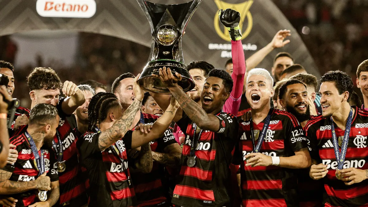 Elenco do Flamengo com a taça do Campeonato Brasileiro de 2025