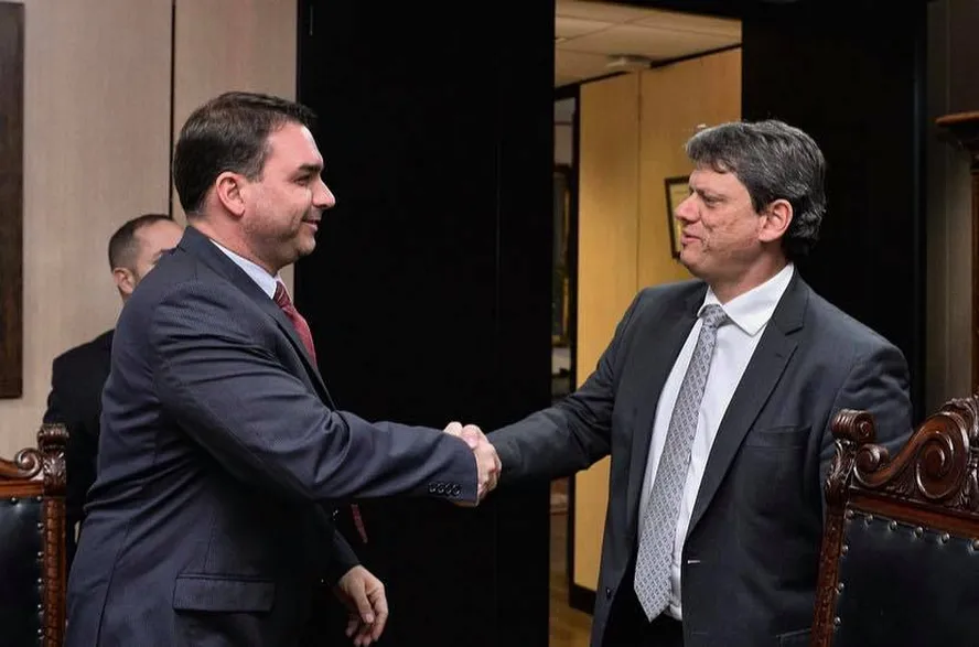 Flávio Bolsonaro saiu em defesa de Tarcísio de Freitas e destacou papel do governador na estratégia eleitoral de 2026.