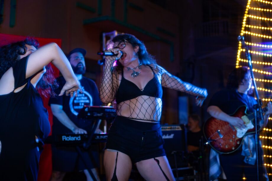 Banda Dimitri Pellz comemora 20 anos com show na 14 de Julho, em Campo Grande, e emociona fãs de várias gerações com a turnê FEROZ.