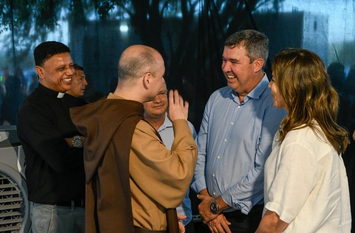 Frei Gilson conduz show religioso após missa que celebrou os 90 anos da Paróquia Nossa Senhora da Conceição em Dourados