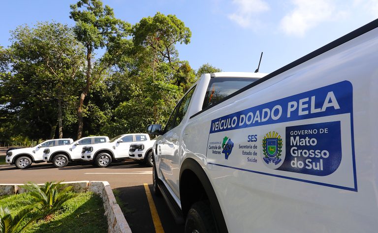 Caminhonetes entregues para a ampliação das ações de vigilância ambiental e controle de vetores nos municípios.