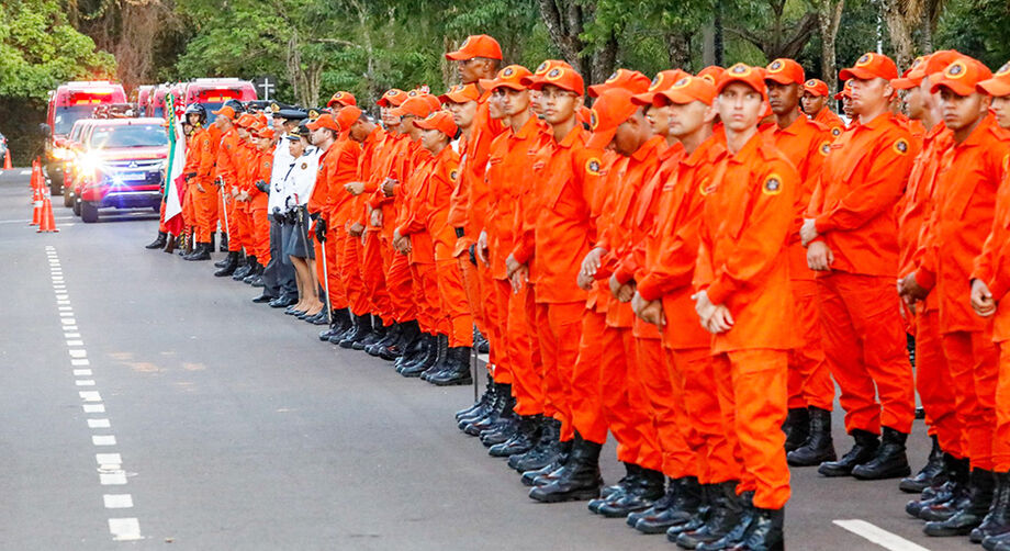 Soldados temporários e oficiais recém-formados prontos para atuar nas operações do Corpo de Bombeiros em todo o estado.