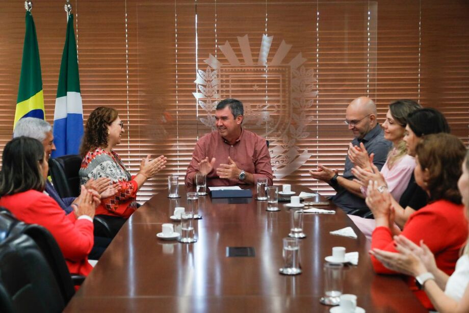 Governador ao lado de representantes das instituições de educação especial