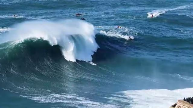 Carlos Burle detalha acidente em Nazaré e reforça a importância da segurança no surfe de ondas gigantes.