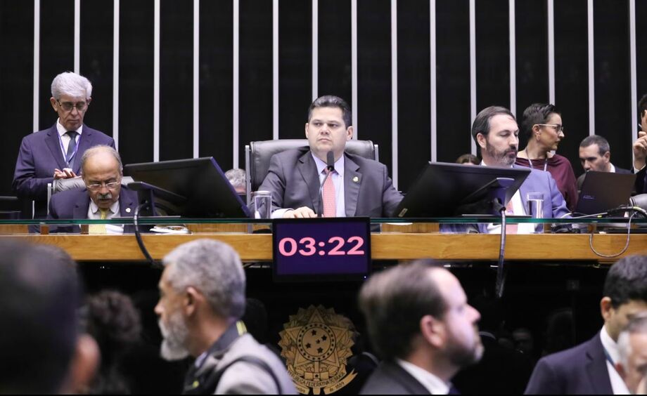 PEC do Marco Temporal é aprovada em 1º turno no Senado com 52 votos a favor e 14 contra.