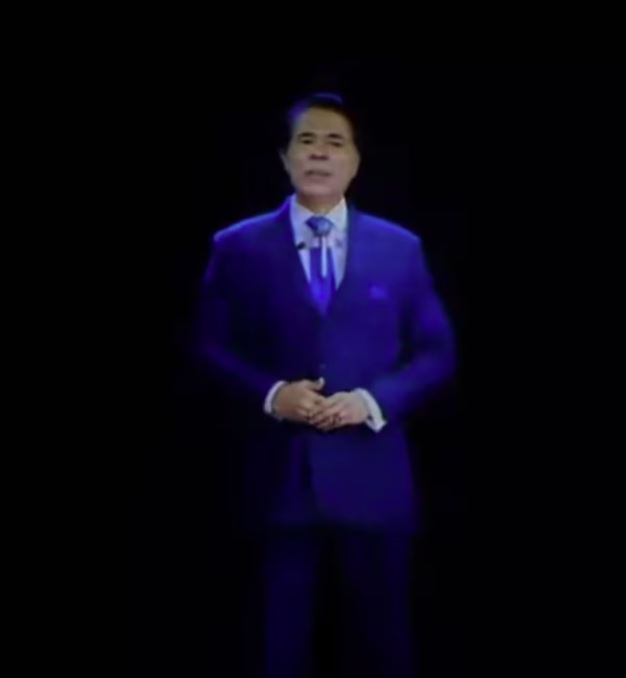Silvio Santos é recriado por IA e faz discurso na inauguração do canal SBT News em São Paulo.