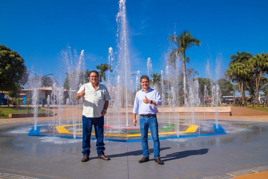 Prefeito Marcos Calderan posa ao lado do vice-prefeito Mauro Cristian em área pública de Maracaju, município que aparece em 11º lugar no desempenho econômico entre cidades pequenas.