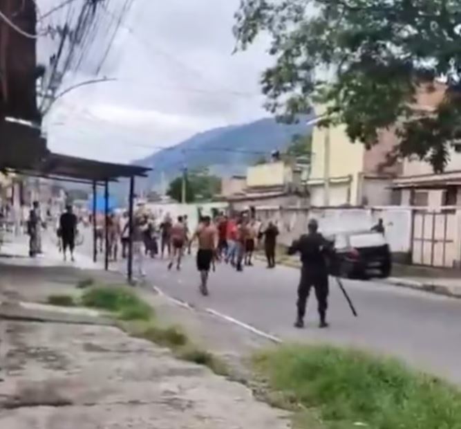 Briga entre torcedores de Vasco e Fluminense deixa ferido horas antes de clássico no Rio.