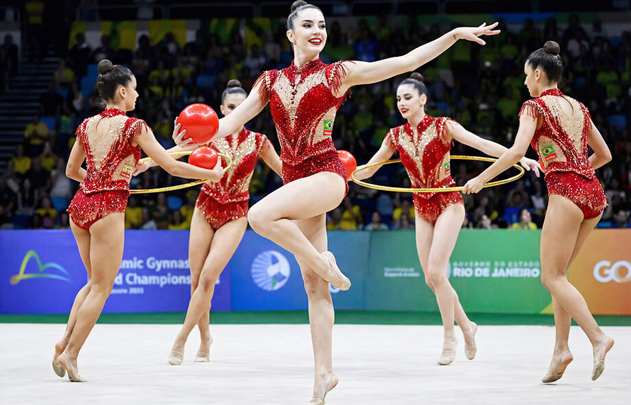 Conjunto brasileiro em ação no Mundial do Rio, ao som de Evidências; a partir de 2026, a trilha será Abracadabra, de Lady Gaga.