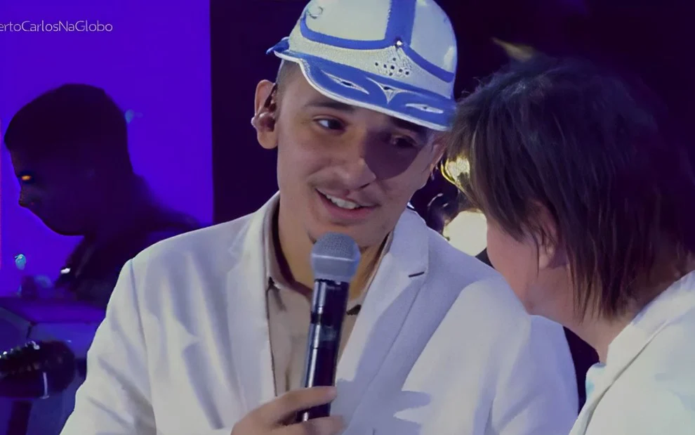 João Gomes e Roberto Carlos em dueto no especial de fim de ano; forrozeiro negou climão e disse que o Rei se emocionou ao lembrar Erasmo.