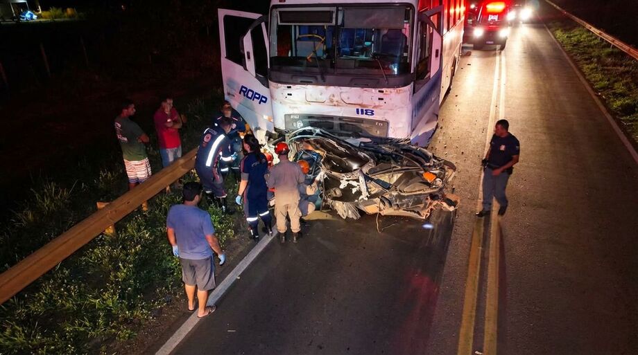 Colisão frontal na BR-262 parte carro ao meio e mata motorista em Três Lagoas; carreta seguia no sentido Campo Grande.