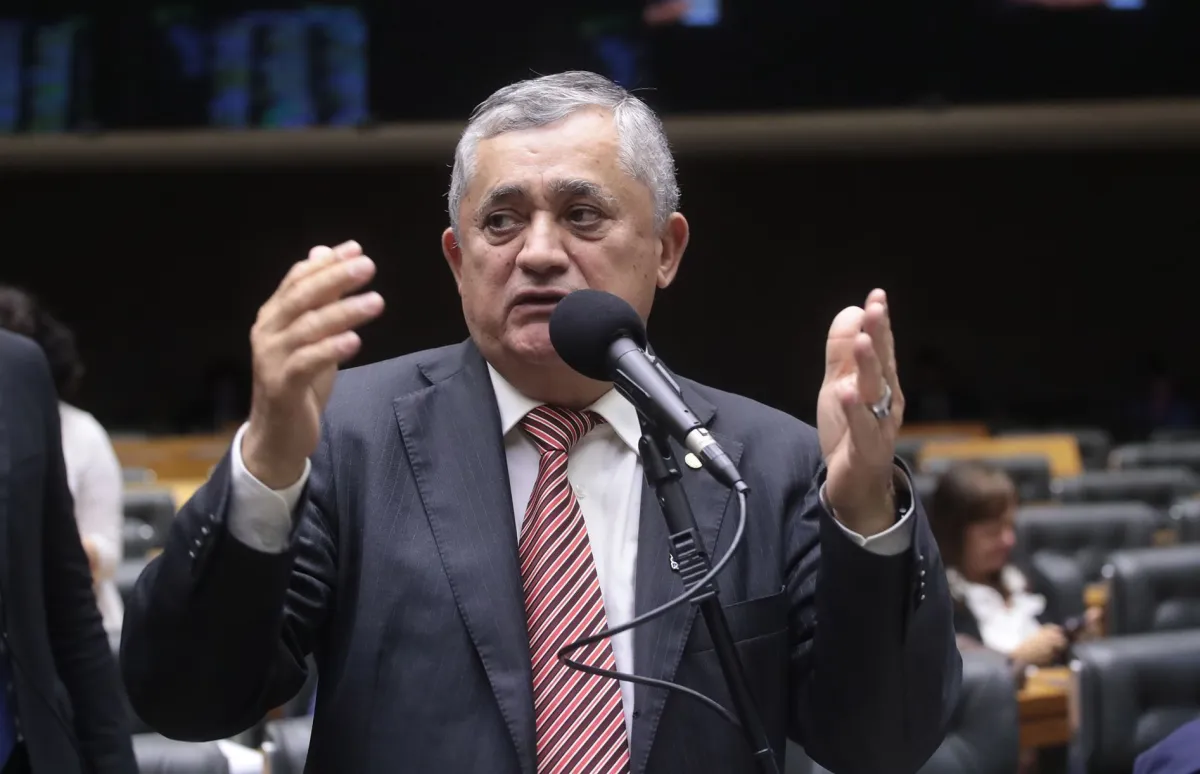 O líder do governo na Câmara, José Guimarães (PT-CE), no plenário