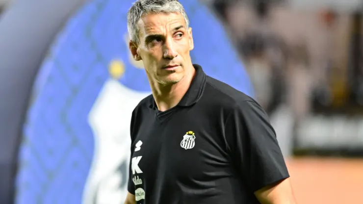 Vojvoda evita euforia após permanência e cobra reconstrução do Santos para 2026