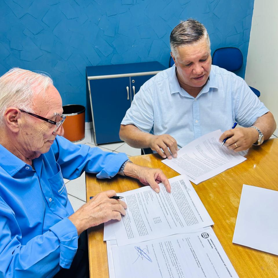 Fernando da Fecomércio e Carlos Santos, do SECCG assinam o acordo