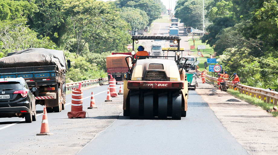 Trecho em obras da BR-163 em Mato Grosso do Sul com sistema de pare-e-siga instalado para segurança dos motoristas.
