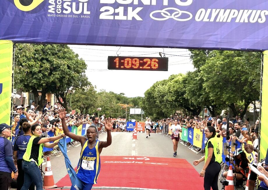 Sob calor intenso, queniano dispara para o título dos 21km