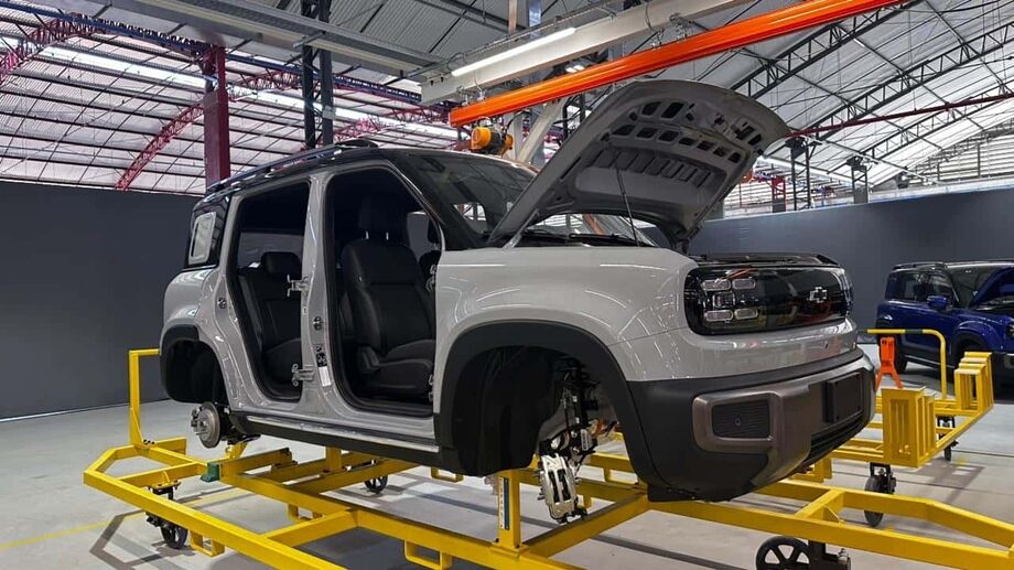 Primeiras unidades do Chevrolet Spark EUV sendo finalizadas na linha de montagem em Horizonte (CE), na antiga fábrica da Troller.