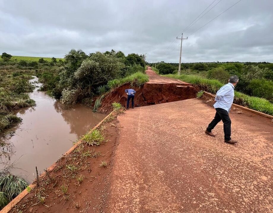 Trecho da estrada rural danificado após erosão causada pelo temporal. Representantes da prefeitura e Defesa Civil vistoriaram áreas com deslizamentos e risco de isolamento.