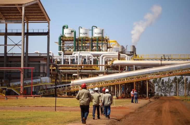 Avanço industrial impulsiona empregos e demanda por profissionais qualificados em todo o estado.