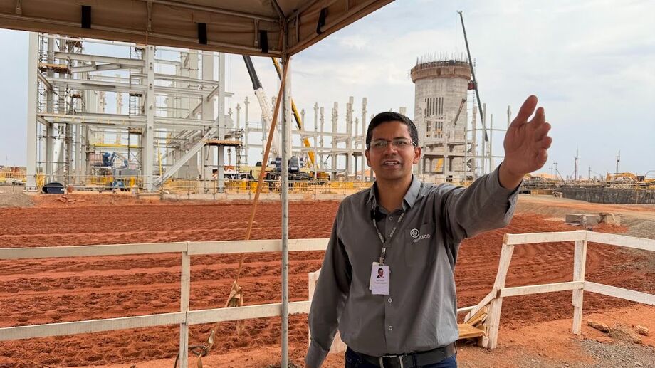 Funcionário da Arauco apresenta as obras da nova planta industrial em Inocência (MS), que impulsiona a geração de empregos na região.