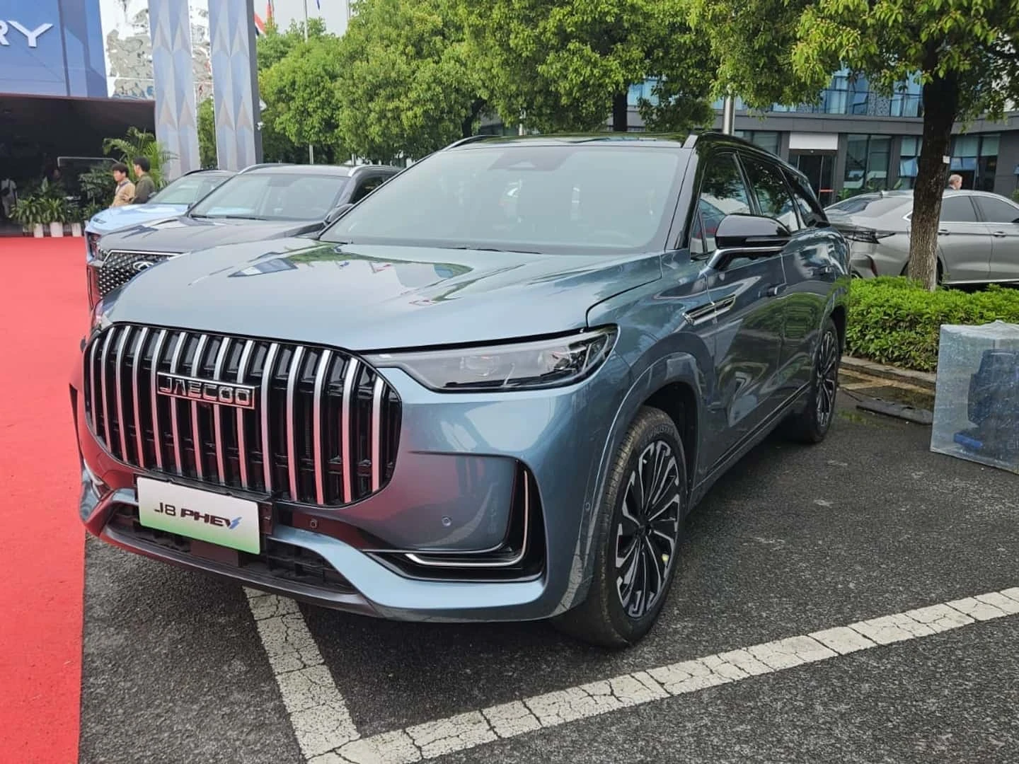 O Jaecoo 8 terá motor híbrido plug-in, tração nas quatro rodas, sete lugares e mais de 500 cavalos de potência combinada.