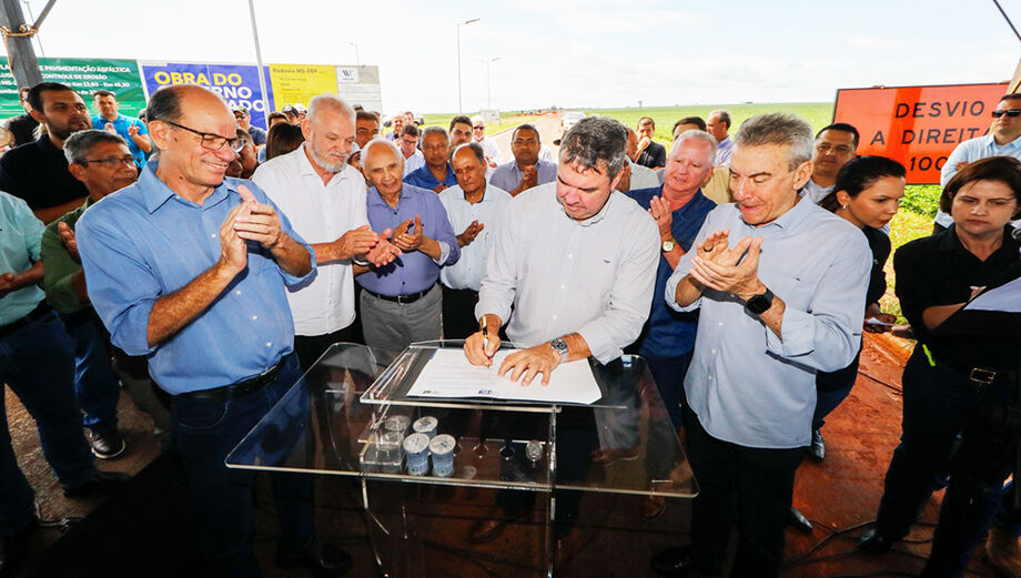 Durante agenda no domingo (14), o governador Eduardo Riedel visitou os municípios de Juti e Amambai para acompanhar obras e anunciar novos investimentos em infraestrutura.