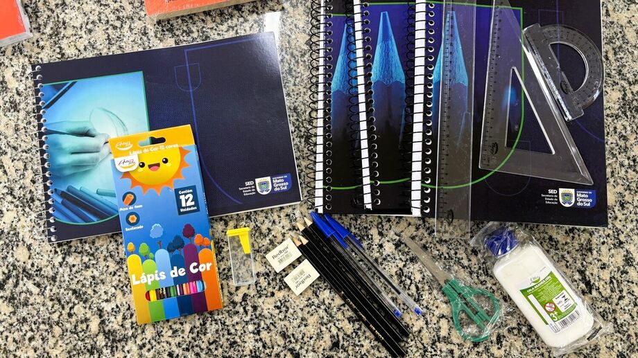 Distribuição de kits escolares e uniformes da rede estadual começou ainda em 2025.