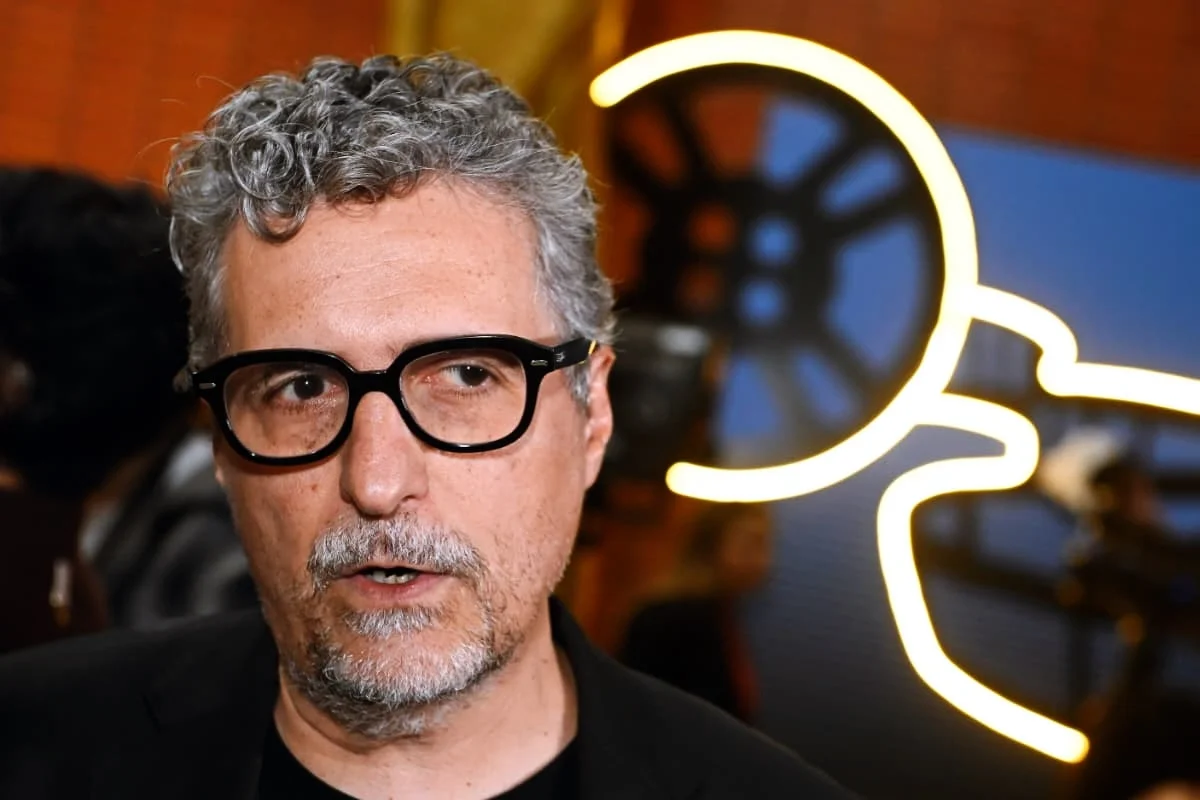 O filme O agente secreto, dirigido por Kleber Mendonça Filho e protagonizado por Wagner Moura, conquistou nesta segunda-feira (8) três indicações ao Globo de Ouro 2025.