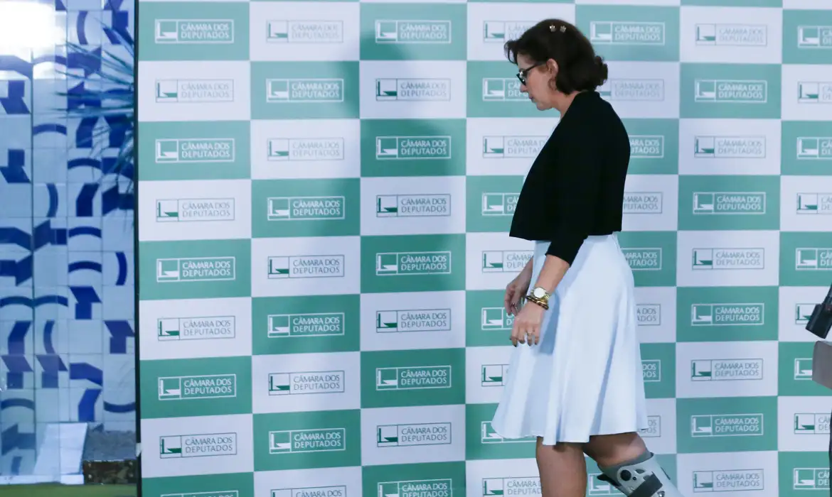 Plenário da Câmara rejeita a perda de mandato de Carla Zambelli em votação decisiva nesta quartafeira.