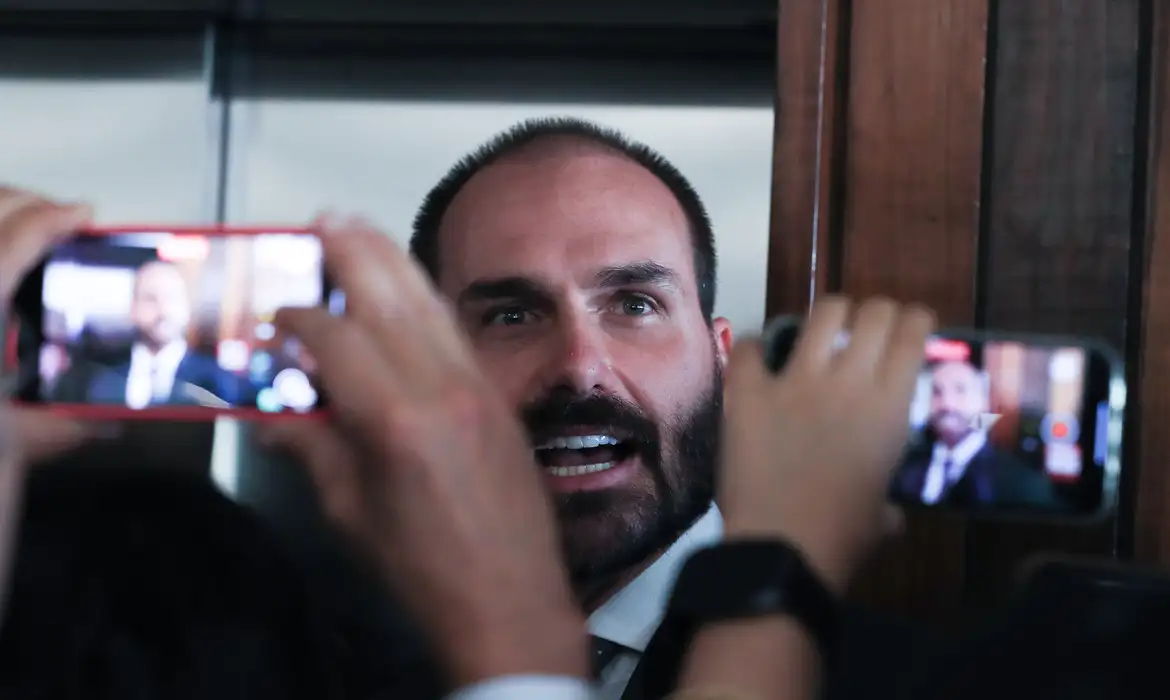 Eduardo Bolsonaro não comparece às sessões desde julho e agora enfrenta processo que pode levar à cassação do mandato.