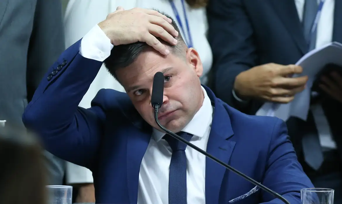 Ex-diretor da PRF, Silvinei Vasques teve prisão decretada após fugir do país com a tornozeleira eletrônica desligada.