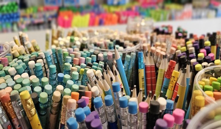 Pesquisa do Procon MS encontra variação de até 300% em itens de material escolar em Campo Grande.